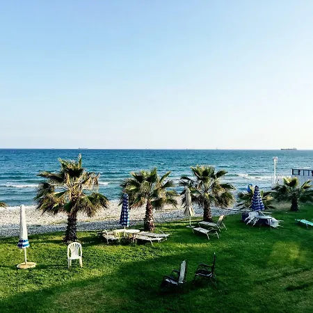 First Line Spacious House / 20m To The Beach! Semesterbostad Larnaca