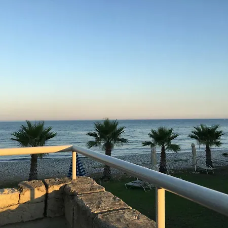 Semesterbostad First Line Spacious House / 20m To The Beach! *